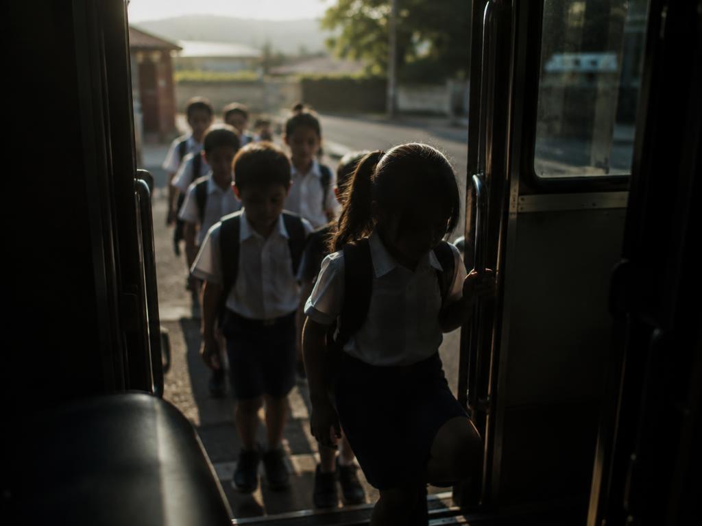 Alumnos subiendo al bus